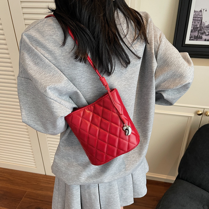 2025 New high-end and fashionable embroidered diamond-shaped bucket bag for women, simple solid color, trendy commuting single-shoulder crossbody bag Specification drawing