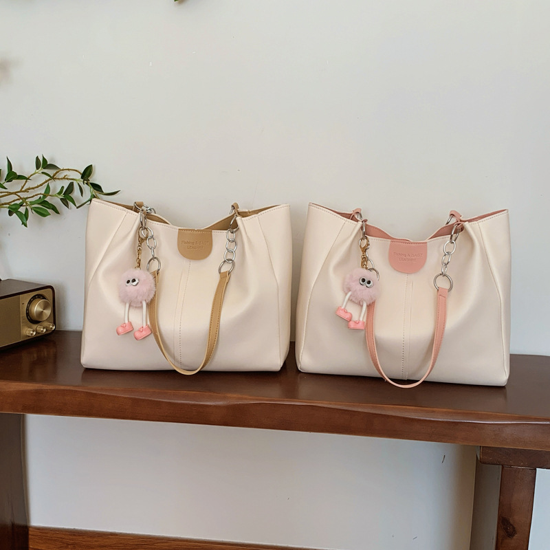 High-end large-capacity women's bag 2024 new style fashionable commuting single-shoulder bag with contrasting colors cross-border tote bag Application Scenario