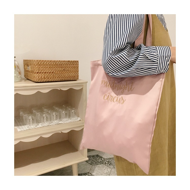 WJ7301F satin silk hand-embroidered satin shoulder bag from a Korean designer brand, the same style as Lee Seon-mi Item Picture
