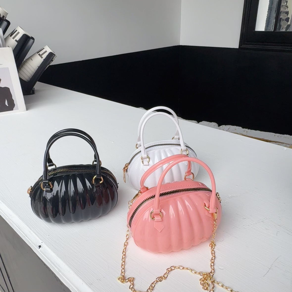 The 2025 autumn new women's handbag, hand-held crossbody bag, PVC bag, small pumpkin-shaped bag, creative bag, fashionable and fresh Specification drawing