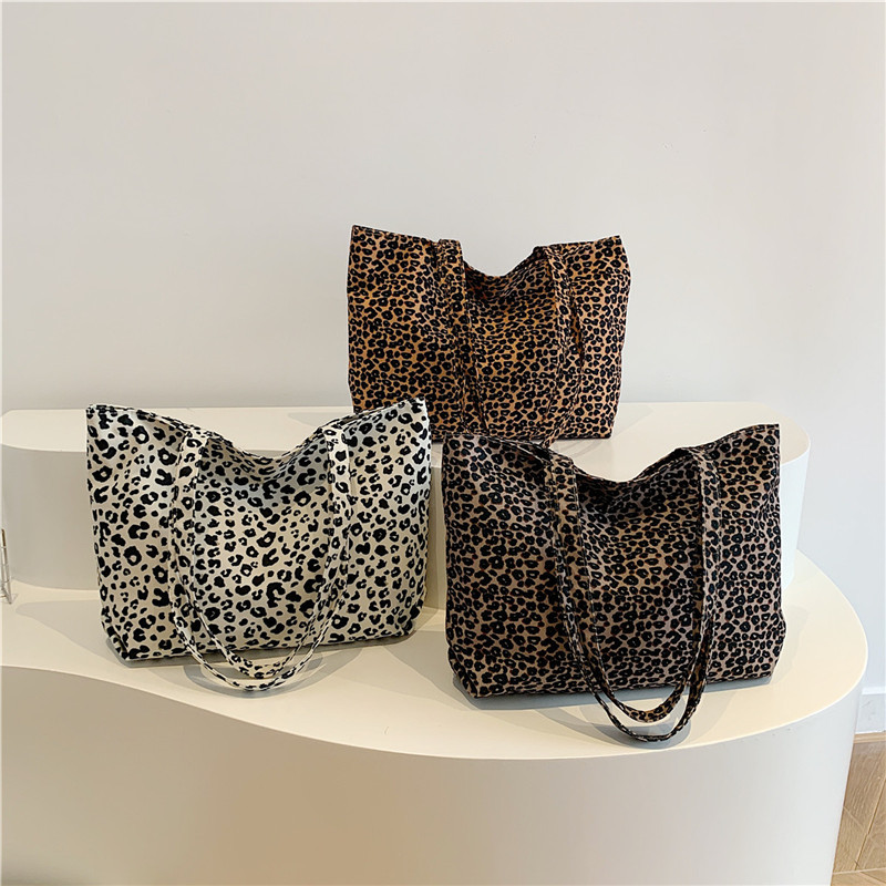 Leopard print canvas casual large-capacity 2024 new trendy autumn and winter stylish commuter hand-held shoulder tote bag for women Application Scenario