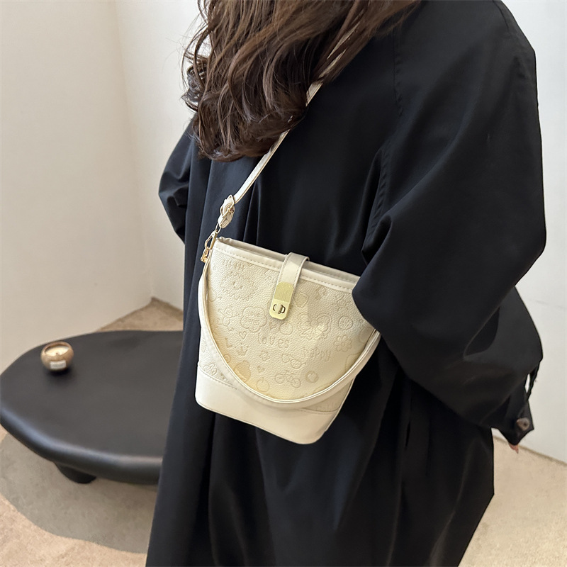 New autumn and winter small bag for 2024: Fashionable cartoon women's bag, hand-held bucket bag, versatile, stylish and high-quality commuter crossbody bag details Picture