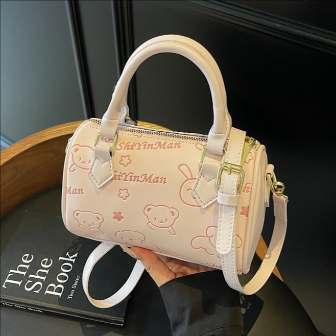 2025 New style casual travel pillow bag for women, simple, fashionable, high-end, versatile for commuting, embossed hand-held shoulder bag full figure