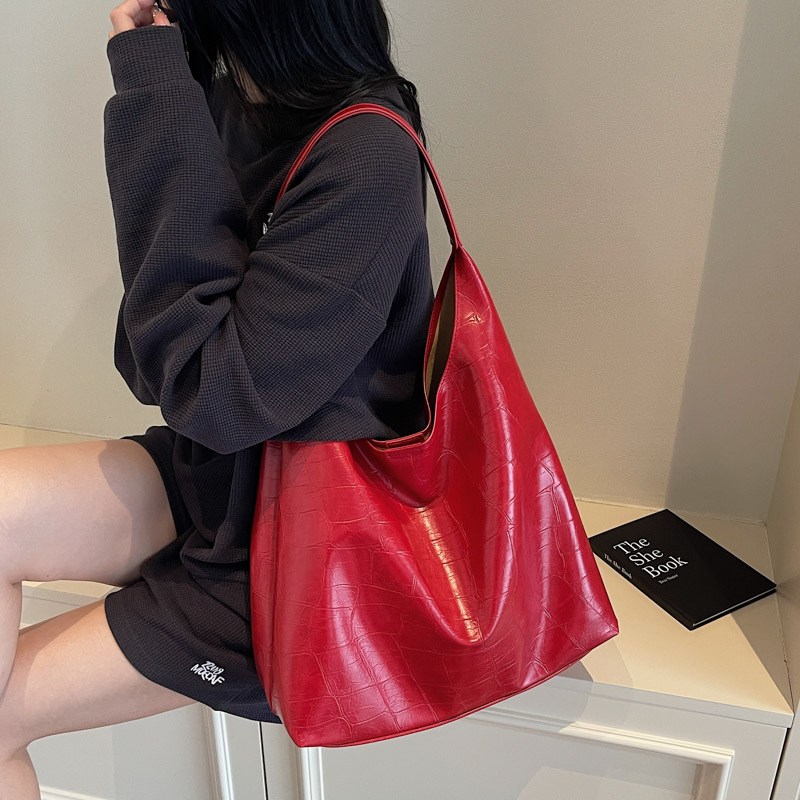 Cross-border 2025 New Style casual and fashionable large-capacity bucket bag for women, stylish and high-end, letter stone pattern single-shoulder bag Application Scenario