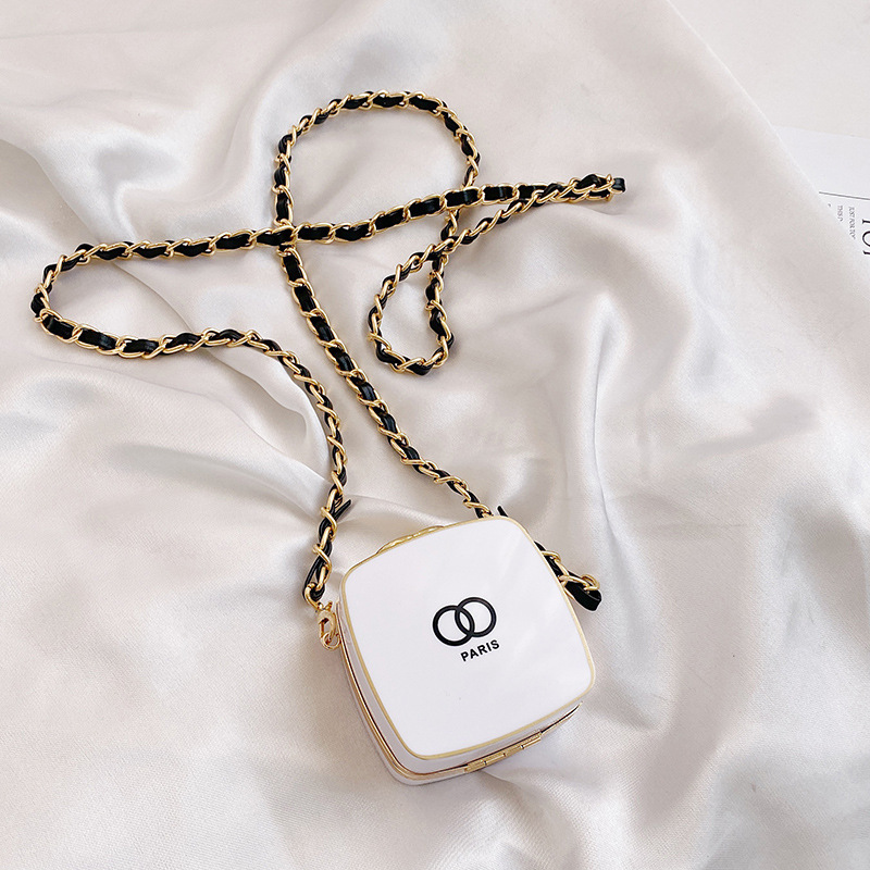 The popular Chanel-style chain bag is a new fashion accessory for women in 2025, featuring a mini mouth, red envelope and pearl crossbody small square bag Specification drawing