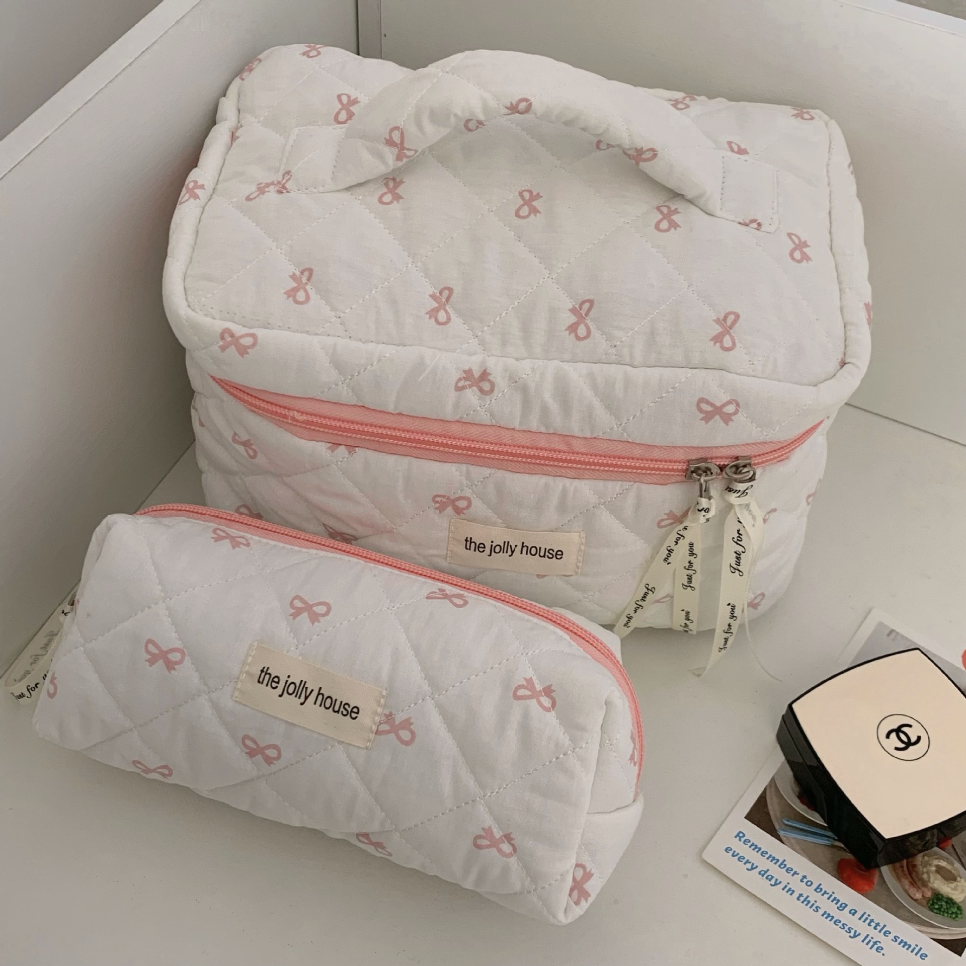 Korean-style girlish makeup bag, high school girls' appearance level bow, portable large-capacity travel cosmetics storage bag Specification drawing