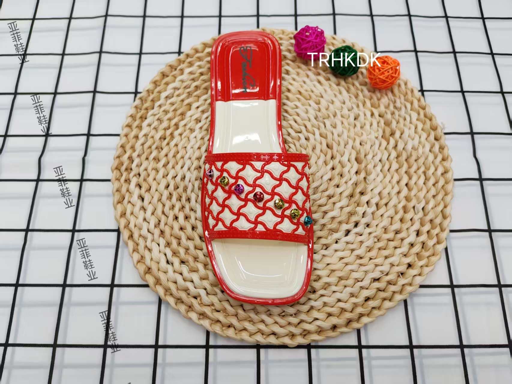 New low-heeled colored rivet flip-flops for summer 2025