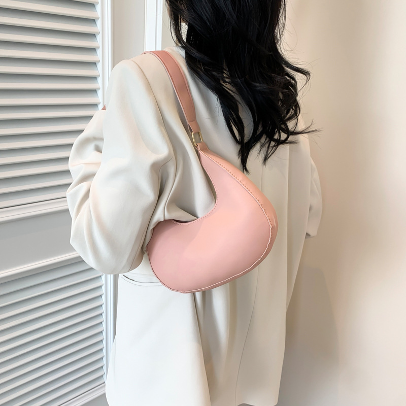 Trendy and fashionable single-shoulder bag, simple and casual underarm bag for women. New simple and casual bags for women in spring 2024 Application Scenario