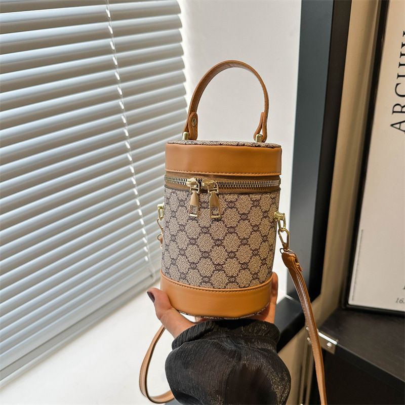 Autumn fashion hand-held cylindrical bag, textured women's bag, 2024 new crossbody stylish Korean style color-blocking single-shoulder bucket bag full figure