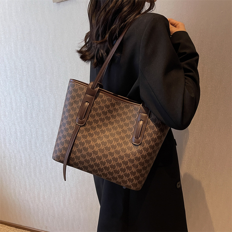 Factory-customized wholesale of large-capacity retro commuter bags, casual tote bags, printed letter hand-held large bags, single-shoulder bags Specification drawing