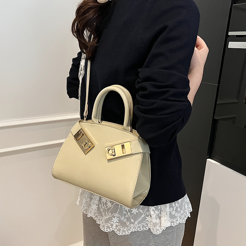 2025 New high-end solid color large-capacity handbag for women, fashionable and trendy, simple commuting single-shoulder crossbody bag Application Scenario