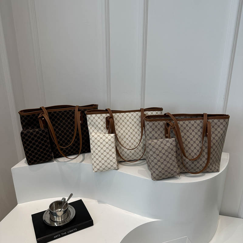 Cross-border Trend 2025 Summer New Women's multi-layered large-capacity single-shoulder crossbody bag, a high-quality commuting handbag Application Scenario