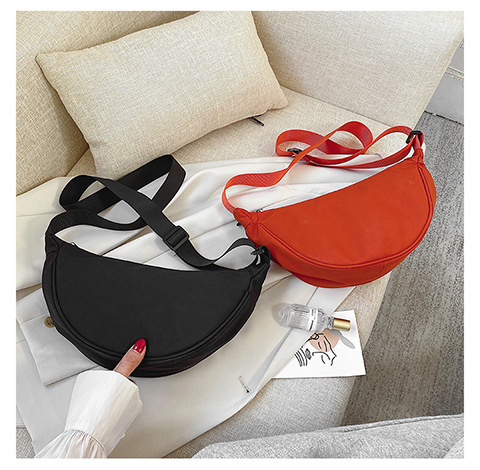 2022 New Korean-style trendy and simple student crossbody bag, women's canvas, ins fashionable black single-shoulder dumpling bag Application Scenario