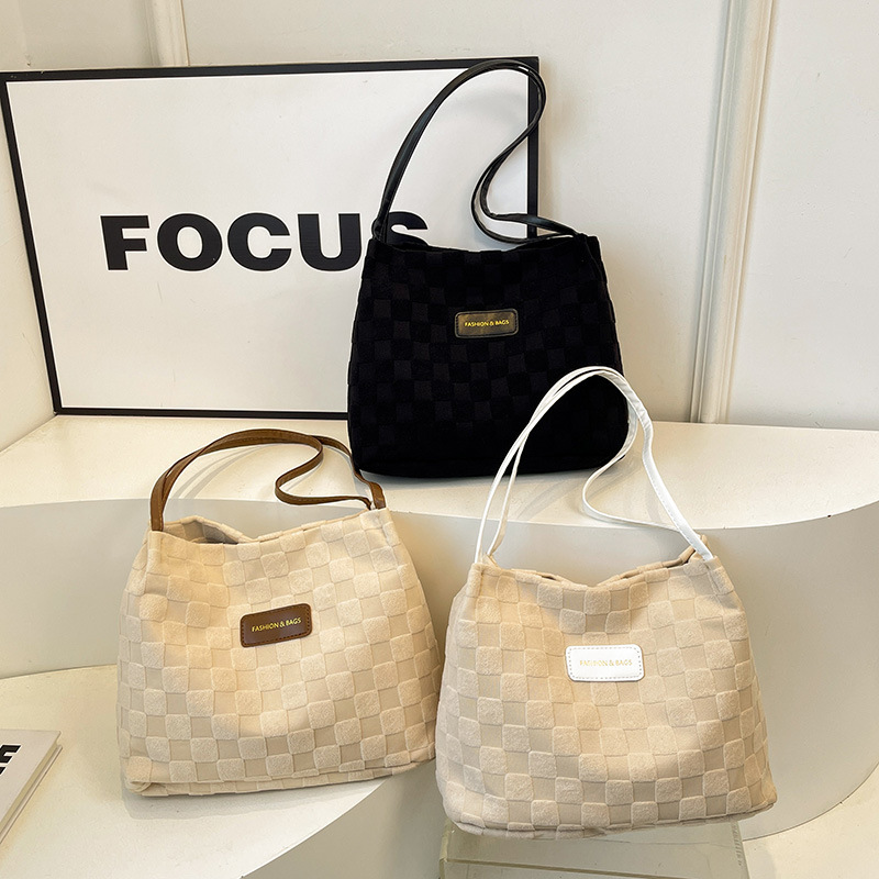 A large-capacity, trendy and stylish women's bag for 2024, a retro student casual single-shoulder underarm bag, and a fashionable tote bag Application Scenario