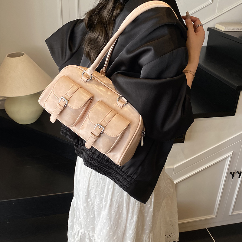 2025 New high-end quality large-capacity bowling bag for women, solid color multi-pocket simple underarm single-shoulder bag Application Scenario