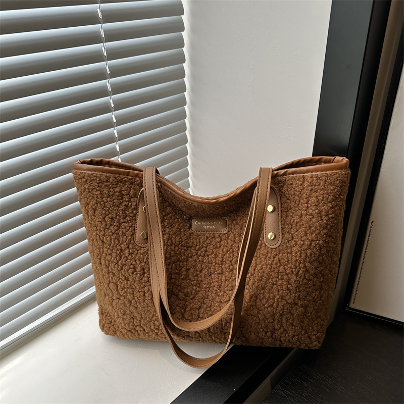 Casual ladies' class commuting tote bag 2024 Autumn New style fashionable plush single-shoulder bag retro handbag for women full figure