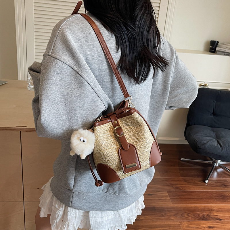 Trendy bucket bag for women, 2025 new high-end straw woven bag, color-blocking niche portable single-shoulder bag, fashionable crossbody bag Specification drawing