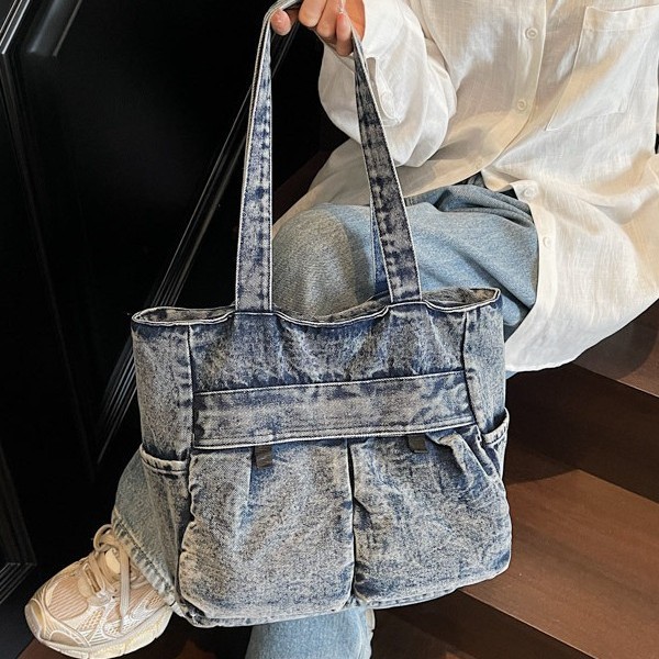Large-capacity denim lightweight bag for women 2025 new casual design commuter tote bag, versatile pleated shoulder bag full figure