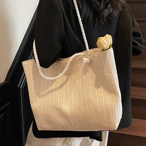 The new trendy straw woven casual single-shoulder tote bag is a must-have for women, featuring a fresh and artistic woven hand-held versatile bag full figure