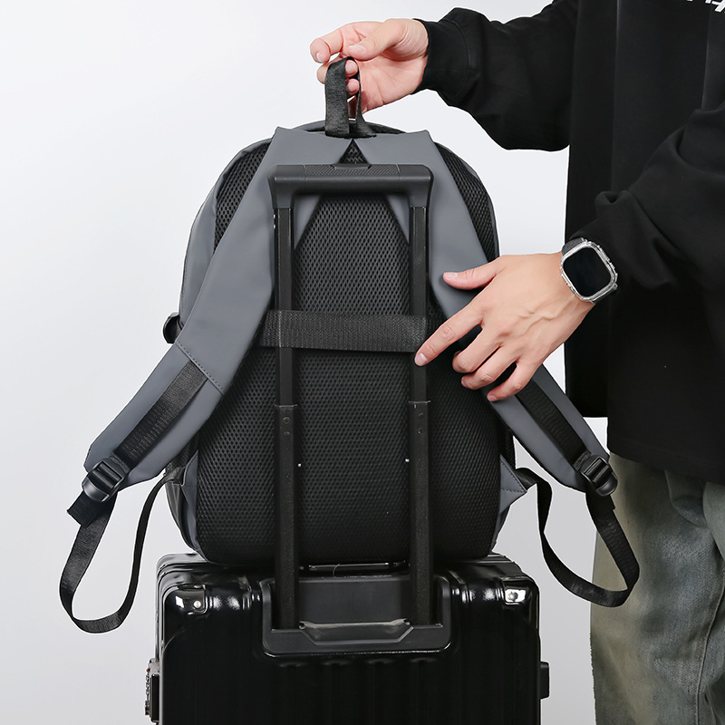 A manufacturer of convenient and durable backpacks for junior and senior high school students, simple and large-capacity multi-compartment travel men's backpacks Application Scenario