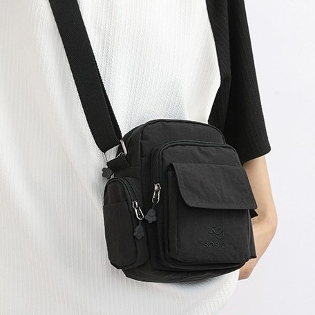 Korean-style casual and versatile waterproof nylon small square bag for men and women, lightweight mobile phone bag, multi-pocket commuting crossbody bag Application Scenario