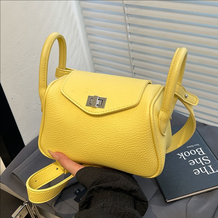 This high-end, niche design handbag is a new style for women in 2025. It is stylish, versatile, casual and simple. It is a single-shoulder crossbody bag full figure
