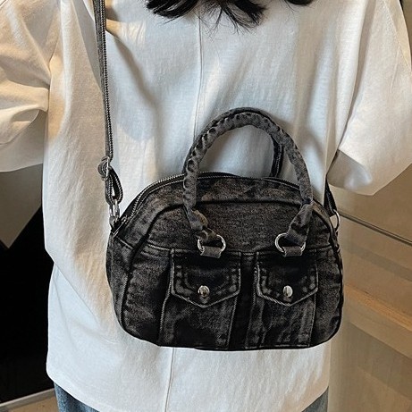 Korean niche fashion women's crossbody bag, original design bag, retro texture, versatile commuting handbag for women Application Scenario