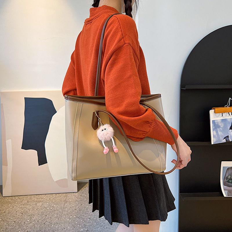 Retro and unique handbag, 2023 autumn new style, fashionable and simple single-shoulder bag, casual commuting large capacity tote bag Application Scenario