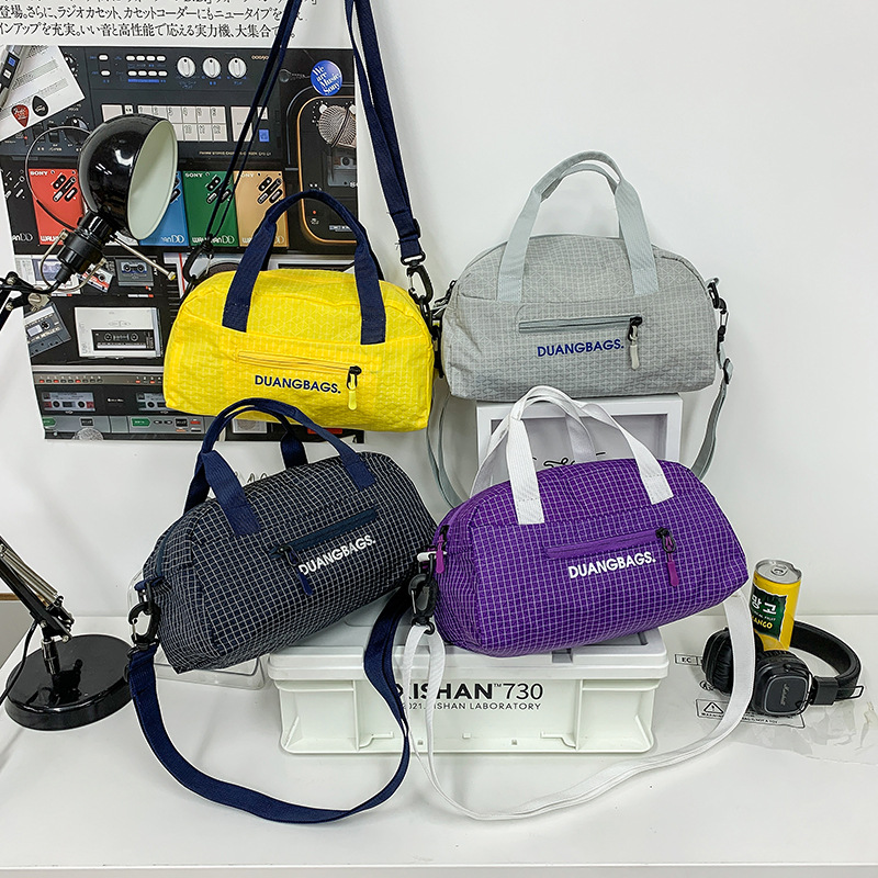 This is a simple and casual casual portable travel bag for men and women. It is durable and fashionable details Picture