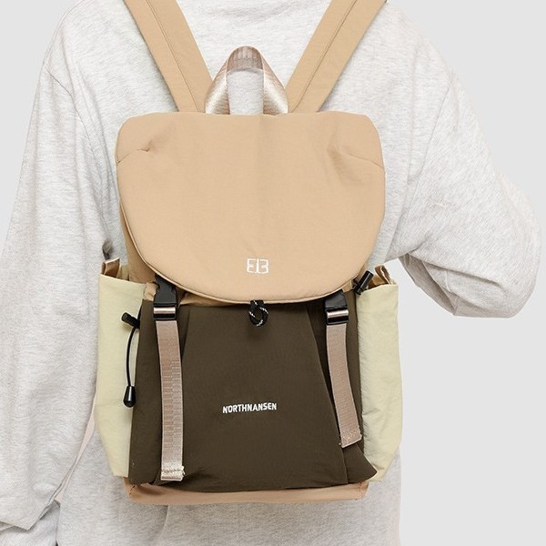 Color-blocking backpack, large-capacity student backpack, lightweight and versatile, waterproof backpack, trendy outdoor backpack suitable for both men and women Application Scenario