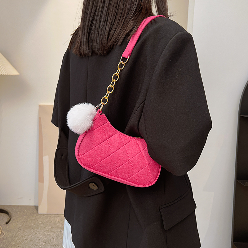 Fashionable and casual women's bag 2023 summer, fresh and trendy underarm bag, elegant and textured, single-shoulder stylish small square bag Application Scenario