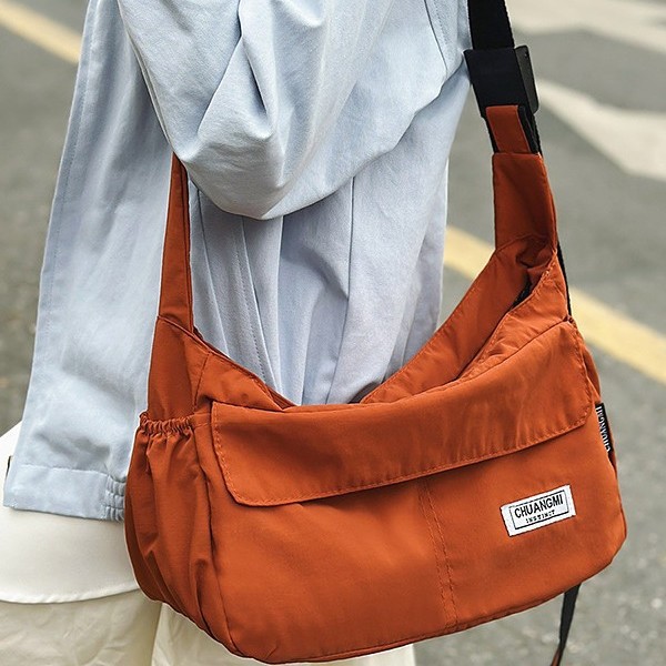 Postman bag, couple single-shoulder crossbody bag, Korean-style casual water-resistant nylon backpack, fashionable travel small crossbody bag details Picture