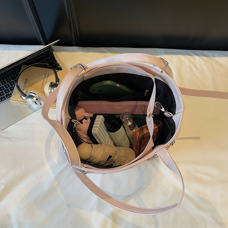 Large-capacity commuter Tote bag for women's summer 2025 new style casual single-shoulder bag, fashionable and versatile backpack Application Scenario