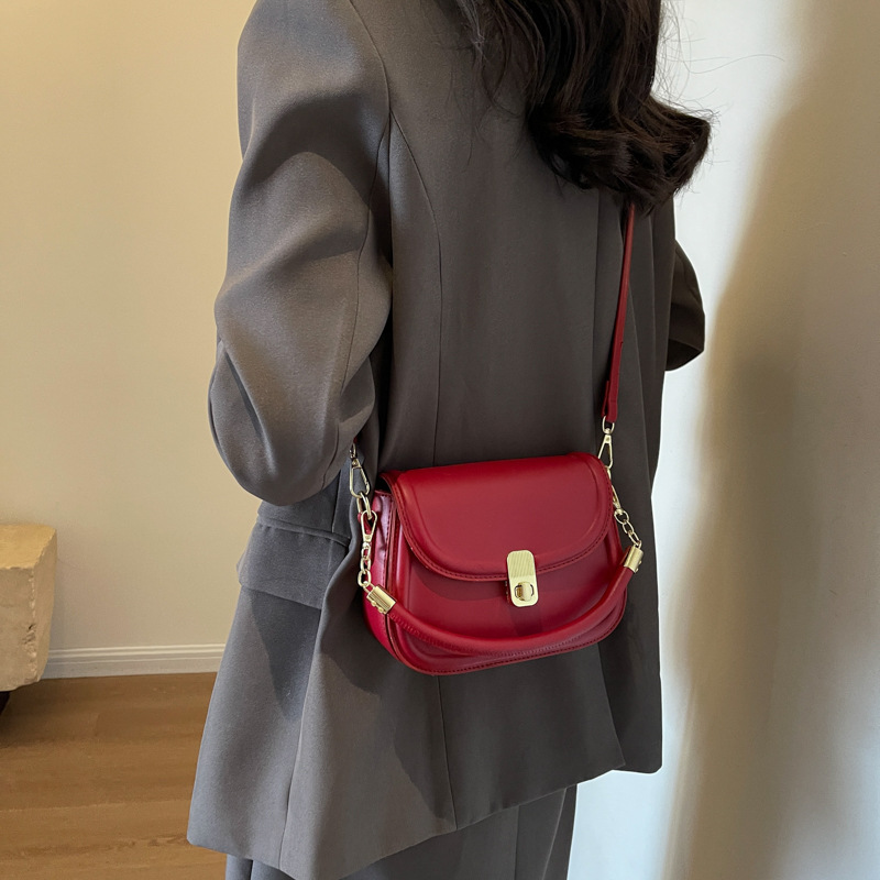 Retro Mocha mini bag for women, 2024 new solid color, fashionable and versatile saddle bag, Korean version, niche commuter crossbody bag Application Scenario
