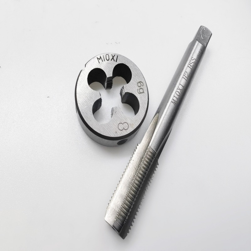 Two sets of tap and die sets, high-speed steel straight groove hand sets M8, M10*1, M14*1.5, M16, M18, M20*1.5 Application Scenario