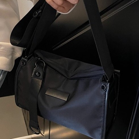 A new large-capacity, niche European and American fashion crossbody handbag with a solid color design and a unisex casual crossbody bag details Picture