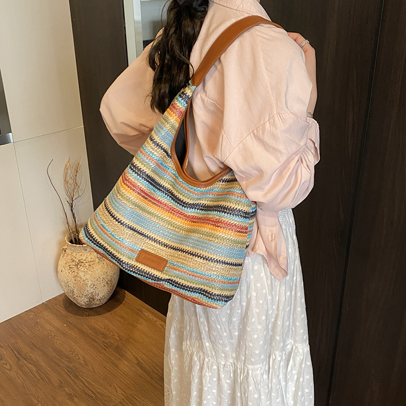 A trendy and fashionable bestseller handbag for women in 2025, a new Korean-style versatile single-shoulder bag with simple woven underarm bucket details Picture
