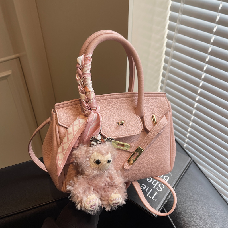 A simple and luxurious platinum handbag for women in 2025, a trendy and fashionable casual single-shoulder crossbody bag, and a versatile commuting bag full figure