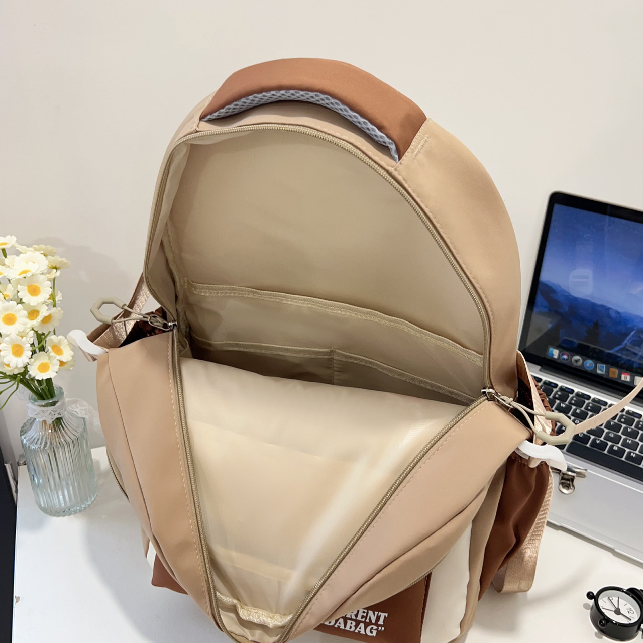 Korean-style simple and fresh backpack for junior high school, senior high school and primary school students, lightweight and load-reducing schoolbag, casual travel backpack for women Application Scenario