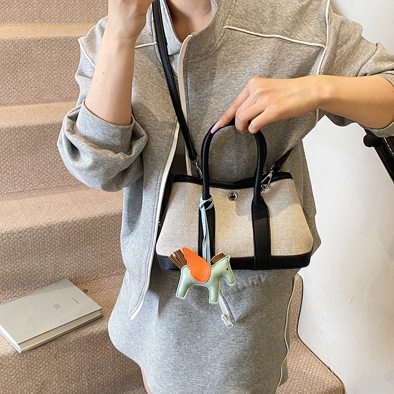 2025 Summer New high-end color-blocking hand-held bucket bag, women's fashionable color-blocking single-shoulder bag, large-capacity crossbody bag Application Scenario