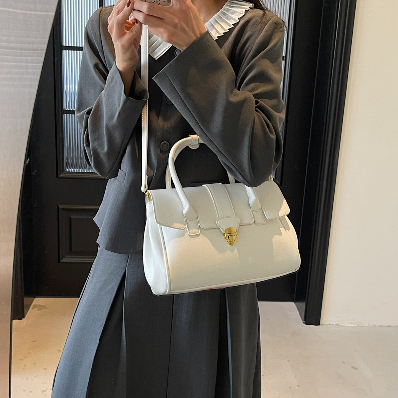 High-end and fashionable handbag 2025 New Korean style trendy and versatile small square bag simple and casual single-shoulder bag Application Scenario