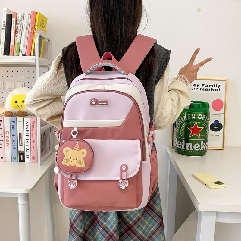 The new large-capacity ins schoolbag with contrasting colors is a simple and versatile backpack for high school and college students with high appearance standards Application Scenario