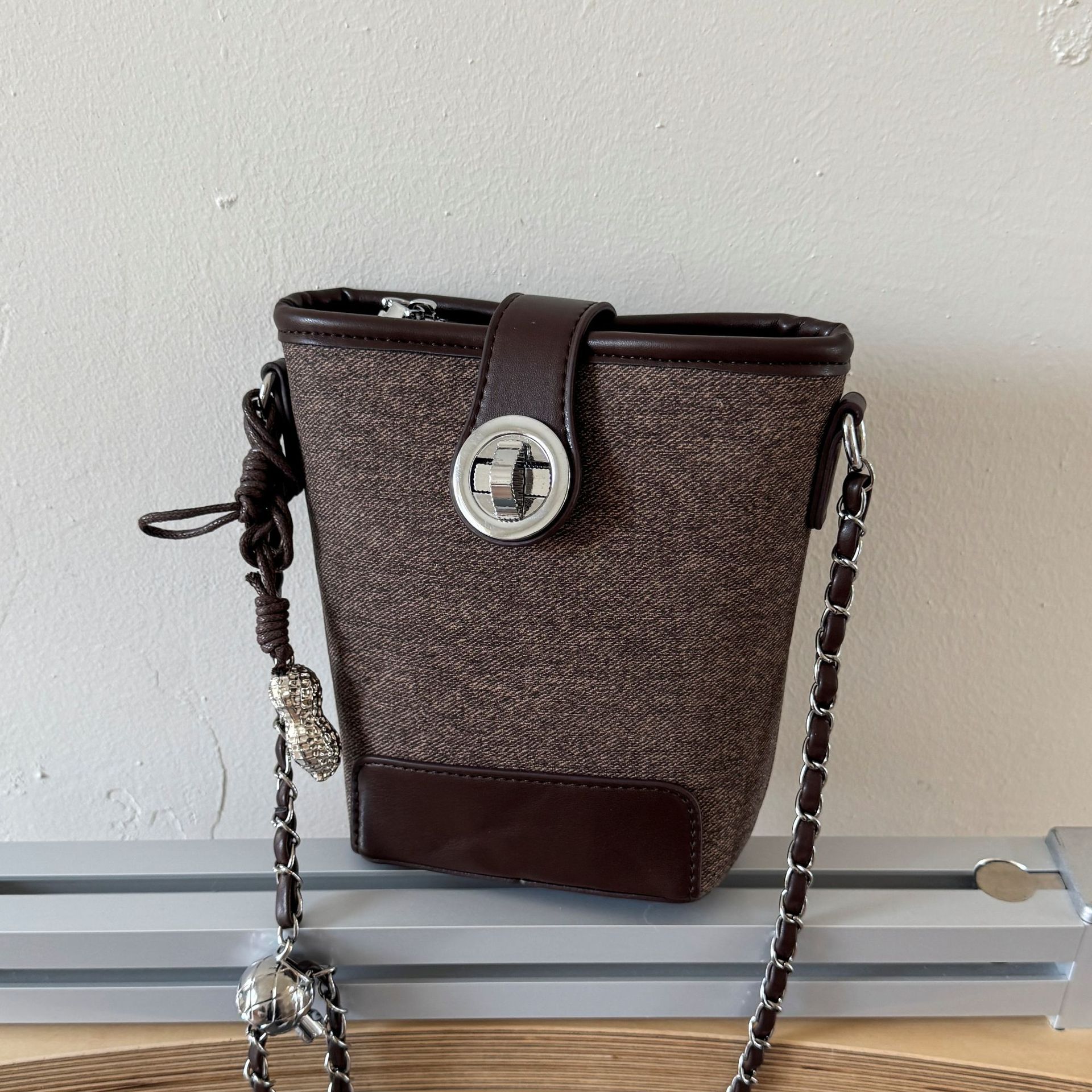 Korean style woven bucket bag for women 2025 summer new trendy bucket bag, fashionable chain single-shoulder crossbody small bag full figure