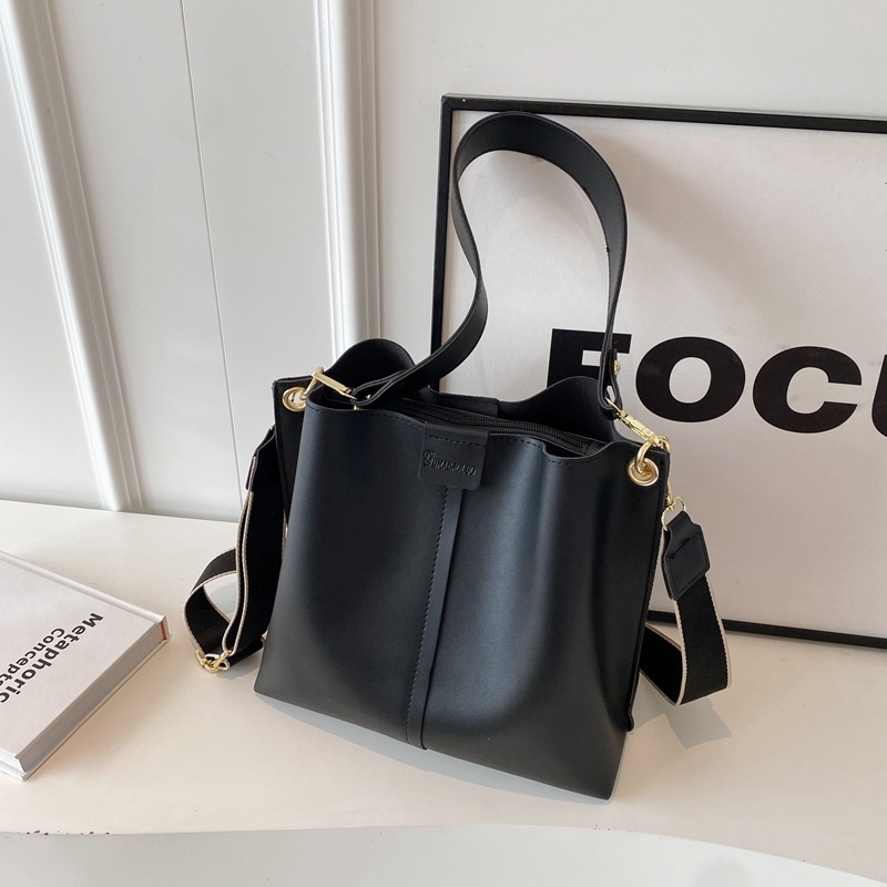 This is a new 2023 stylish and versatile bucket bag for ladies. It's a niche, high-end, and high-quality solid color single-shoulder bag for commuting details Picture
