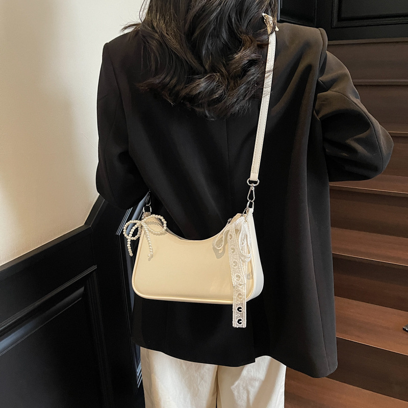 A high-end Korean-style hand-held underarm bag for women in 2025, a versatile, light luxury and stylish single-shoulder crossbody bag for commuting Application Scenario