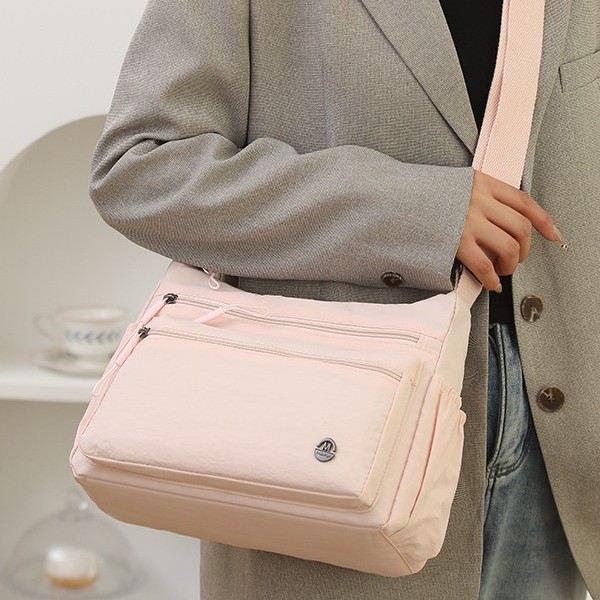 A new lightweight and fashionable women's crossbody bag made of Oxford fabric, multi-layered and versatile. A simple and casual single-shoulder bag details Picture