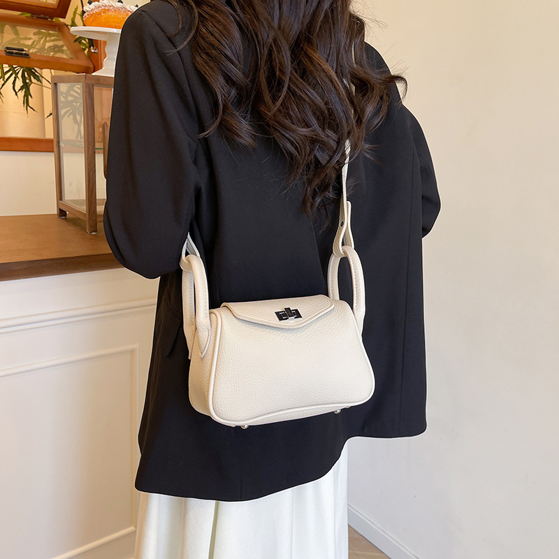 This high-end, niche design handbag is a new style for women in 2025. It is stylish, versatile, casual and simple. It is a single-shoulder crossbody bag Specification drawing