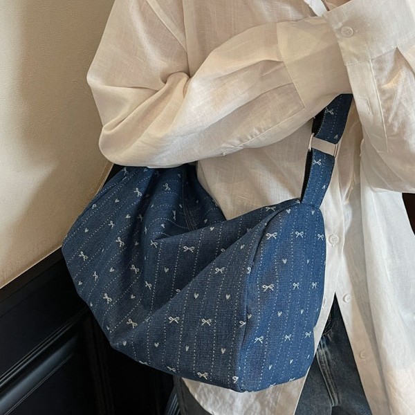 Denim canvas bag design for women, retro spring and summer, single-shoulder crossbody, 2025 new style bucket bag for work and going out Application Scenario