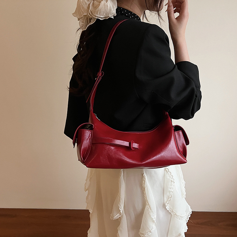 New Spring/Summer 2025 niche design fashionable hand-held underarm bag for women, high-quality solid color versatile shoulder bag Application Scenario