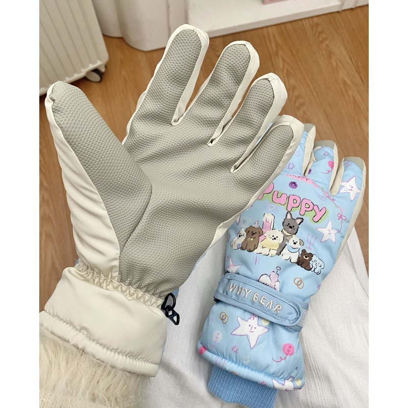 Touch screen ski gloves for women, cute bear gloves, winter outdoor sports cycling, anti-slip, thickened and warm Application Scenario